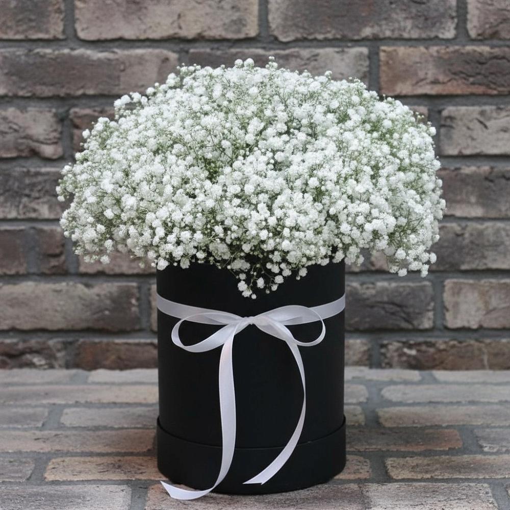 Цветочная композиция из Гипсофила в шляпной коробке в Подгорной Краснодарского края