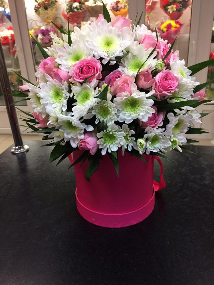 Цветочная композиция из Розы и Хризантемы в шляпной коробке в Подгорной Краснодарского края