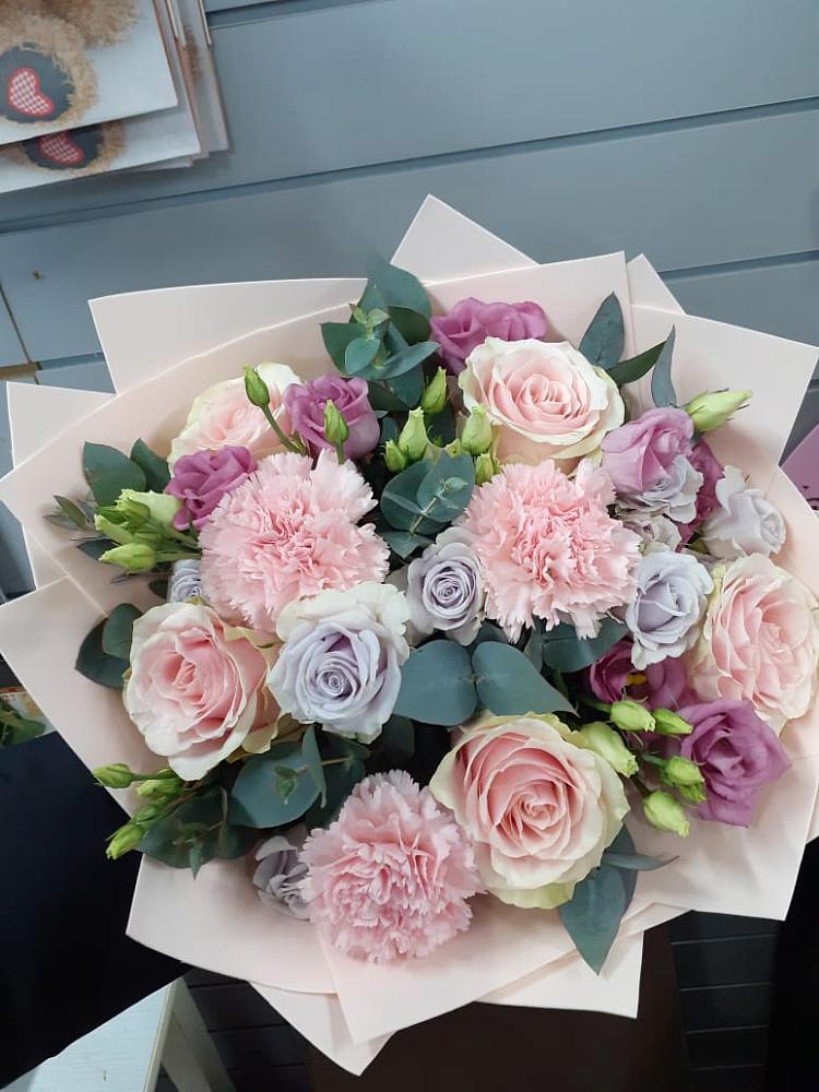 Букет цветов из: Розы, Гвоздики и Лизиантусы в Подгорной Краснодарского края